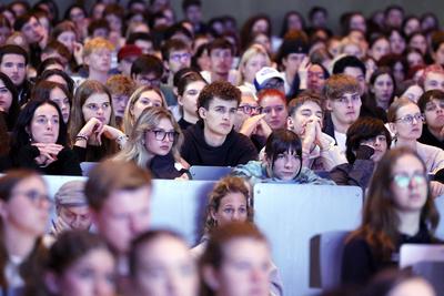 Studenten lauschen im gro?en H?rsaal am Tag der Erstsemesterbegr??ung den Ausf?hrungen der Uni-Vertreter zum Wintersemes-stock-foto