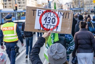 Fridays for Future, Demonstrationszug durch die Innenstadt, Demonstrantin fordert Tempolimit 130, München, 31. März 2023-stock-foto