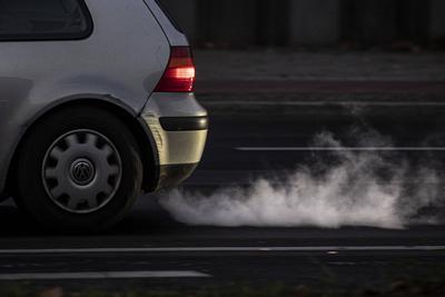 Abgase zeichnen sich an einem Auto ab, aufgenommen in Berlin, 02.12.2020. Berlin Deutschland *** Exhaust gases are visib-stock-foto