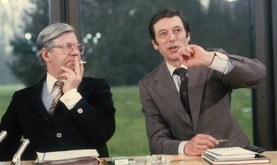 Bundeskanzler Helmut Schmidt, (li) SPD, raucht eine Zigarette waehrend Claus Boelling auf der Pressekonferenz redet. Bo-stock-foto