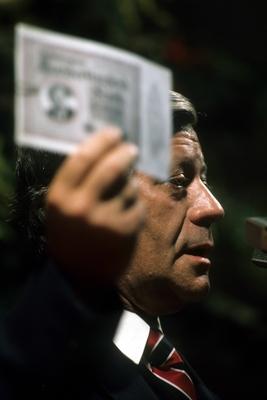 Bundeskanzler Helmut Schmidt (Deutschland/SPD) h?lt eine Banknote-stock-foto