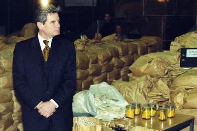 Bildnummer: 56897221  Datum: 17.01.2000  Copyright: imago/teutopressJoachim Gauck Farbnegativ 01/00 urb Ehemaliges Zentralarchiv MFS Ministerium f?r Staatssicherheit DDR-Ministerium Spitzelt?tigkeit inoffizielle Mitarbeiter Unterlage Akten Archiv Information Informationen Karteikarten Riechproben Berlin Stadt Hauptstadt Lichtenberg Berlin Lichtenberg Mann evangelischer Pfarrer seri?s Jackett Krawatte Hemd kurzhaarig stehend H?nde neutral halb quer 1995 das Bundesverdienstkreuz f?r seine Rolle in der friedlichen Revolution 1989 erhalten People Shooting x0x xsk 2000 quer Aufmacher  56897221 Date 17 01 2000 Copyright Imago  Joachim Gauck Color negative 01 00 URB former Central Archive Stasi Ministry for State Security GDR Ministry  unofficial Employees Surface Files Archive Information Information Cards Riechproben Berlin City Capital Lichtenberg Berlin Lichtenberg Man Protestant Curate seriously Jacket Tie Shirt short standing Hands neutral half horizontal 1995 the Federal Cross of Merit for his Role in the peaceful Revolution 1989 get Celebrities Shooting x0x xSK 2000 horizontal Highlight-stock-photo