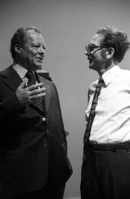 Willy Brandt (li., BRD/SPD-Bundesvorsitzender) und Erhard Eppler (BRD/SPD) - SPD-Bundesparteitag in Dortmund-stock-foto