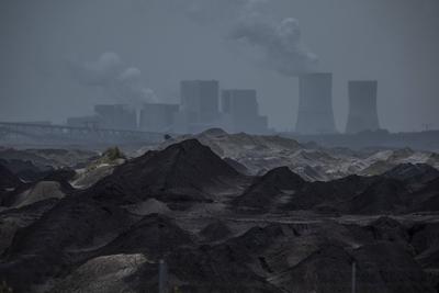 Das Kohlekraftwerk Boxberg zeichnet sich ab hinter dem Tagebau Reichwalde im Lausitzer Braunkohlerevier in Hammerstadt,-stock-foto