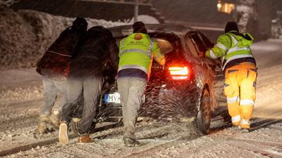 Intensive Schneef?lle auf Grund einer Luftmassengrenze sorgten in der Eifel f?r einige Probleme. Bis zu 10 cm Neuschnee-stock-foto