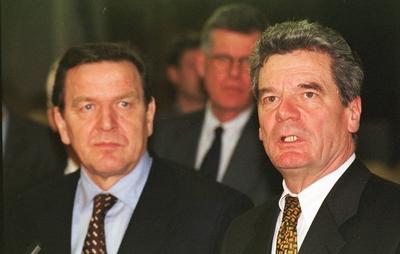 Bildnummer: 56897848  Datum: 17.01.2000  Copyright: imago/teutopressJoachim Gauck (re.) mit Gerhard Schr?der Farbnegativ 01/00 urb Ehemaliges Zentralarchiv MFS Ministerium f?r Staatssicherheit DDR-Ministerium Spitzelt?tigkeit inoffizielle Mitarbeiter Unterlage Akten Archiv Information Informationen Karteikarten Riechproben Berlin Stadt Hauptstadt Lichtenberg Berlin Lichtenberg Akteneinsicht Sack S?cke Mann Politik Partei kurzhaarig seri?s Jackett Hemd Krawatte stehend neutral halb quer People x0x xsk 2000 quer Aufmacher  56897848 Date 17 01 2000 Copyright Imago  Joachim Gauck right with Gerhard Schr?der Color negative 01 00 URB former Central Archive Stasi Ministry for State Security GDR Ministry  unofficial Employees Surface Files Archive Information Information Cards Riechproben Berlin City Capital Lichtenberg Berlin Lichtenberg File Bag Sacks Man politics Party short seriously Jacket Shirt Tie standing neutral half horizontal Celebrities x0x xSK 2000 horizontal Highlight-stock-photo