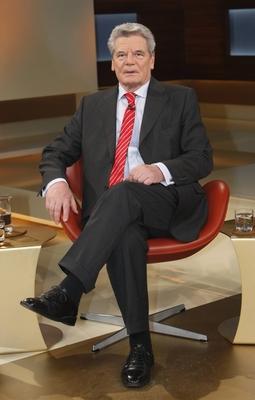 Bildnummer: 53586413  Datum: 08.11.2009  Copyright: imago/M?ller-StauffenbergJoachim Gauck (Ehemaliger Leiter der Stasi-Unterlagen-Beh?rde) in der Talk-Show Anne Will am 08.11.2009 in Berlin   People TV Freisteller kbdig xng 2009 hochBildnummer 53586413 Date 08 11 2009 Copyright Imago Mueller Stauffenberg Joachim Gauck former Leader the Stasi Documents Authority in the Talk Show Anne will at 08 11 2009 in Berlin Celebrities TV cut out Kbdig xng 2009 vertical-stock-foto