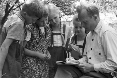 Landschule Tiefensee Unterricht im Freien an der von Adolf Reichwein geleiteten Landschule in Tiefensee, Deutschland 193-stock-foto