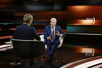 Markus Lanz (li.) mit Joachim Gauck 07/24 her Markus Lanz (li.) und Joachim Gauck am 23. Juli 2024 in Markus Lanz , ZDF-stock-photo