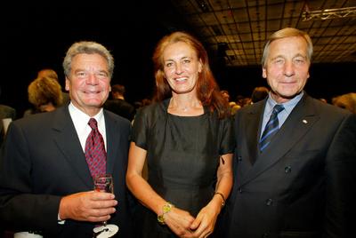 Deutsche Stiftung 31.08.2003 (R-L) Bundeswirtschaftsminister Wolfgang Clement (SPD) + Irene Schulte-Hillen + Joachim Gau-stock-foto