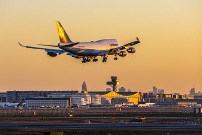 Lufthansa bringt die A380 zur?ck Flughafen Frankfurt FRA EDDF mit Flugzeug bei morgendlichem Anflug im Hintergrund die S-stock-foto