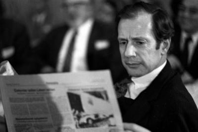 Klaus von Dohnanyi (GER/SPD) liest w?hrend des Au?erordentlichen SPD-Parteitags 1971 in Bonn-Bad Godesberg Zeitung-stock-foto