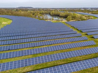 Solarpark M?hlenfeld, bei Neukirchen-Vluyn, auf 24 Hektar sind ?ber 15.000 Solarmodule verteilt, sie erzeugen 3,5 Mio. K-stock-foto