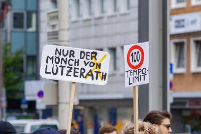 Fridays For Future: Klimastreik zur Europawahl in Bonn 31.05.2024 Ein Plakat mit der Aufschrift: NUR DER M?NCH VON L?TZE-stock-photo