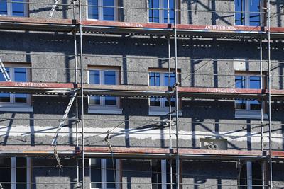 Energetische Waermedaemmung an einem aelteren Wohnhaus.Isolierung,Daemmplatten, Fassade,Fassadendaemmung an einem Altbau-stock-foto