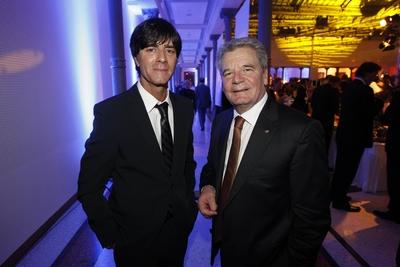 Publishers Night 2010 am Donnerstag (18.11.2010) in Berlin : Jogi L?w und Joachim Gauck .-stock-foto