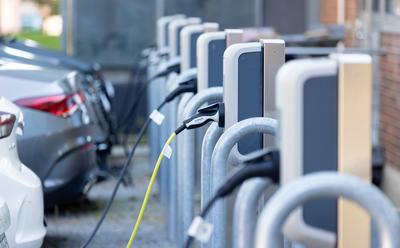 05.09.2023, Deutschland, auf dem Foto mehrere Lades?ulen, ?ber die gerade ?ber einen Kabelanschlu? Elektroautos aufgelad-stock-foto