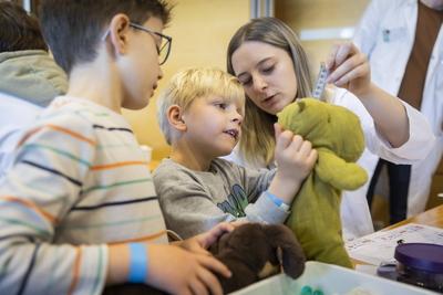 20 Jahre Teddy-Krankenhaus Das Teddy-Krankenhaus ?ffnet in dieser Woche (23. bis 25. April) am Universit?tsklinikum Carl-stock-photo