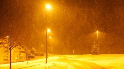 Intensive Schneef?lle auf Grund einer Luftmassengrenze sorgten in der Eifel f?r einige Probleme. Bis zu 10 cm Neuschnee-stock-foto