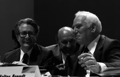 Justizminister Hans-Jochen Vogel (li., BRD/SPD) und Walter Arendt (re., BRD/SPD) - SPD-Bundesparteitag in Dortmund-stock-foto