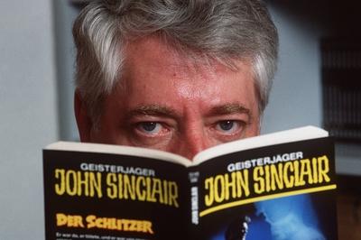 Helmut Rellergerd ( John Sinclair -Autor) 05/97 rs Mann Schriftstellerei Autor Literatur Buch grauhaarig leger Shirt bl-stock-foto