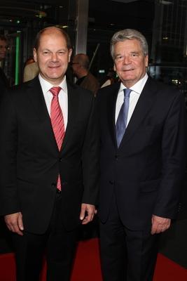 Filmfest Hamburg, 01.10.2011, Douglas Sirk Preisverleihung Halt auf freier Strecke , Joachim Gauck (Laudator) & Olaf Sch-stock-photo