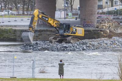 Bombenfund unter der Carolabr?cke in Dresden-stock-foto