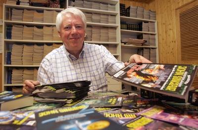 Schriftsteller Helmut Rellergerd (GER) alias Jason Dark mit einem Haufen John Sinclair Romanen-stock-foto