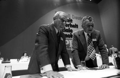 Verteidigungsminister Georg Leber (li., BRD/SPD) - SPD-Bundesparteitag in Dortmund-stock-foto