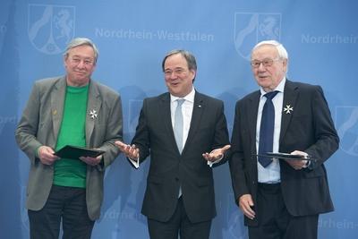 Ministerpraesident Armin LASCHET zeichnet die Moderatoren Christoph BIEMANN und Armin MAIWALD aus-stock-foto