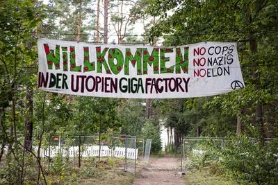 29 . 09 . 2024 , Brandenburg / Gr?nheide ( Landkreis Oder - Spree ) : Tesla Gigafactory in Gr?nheide . Foto : Eingang zu-stock-foto