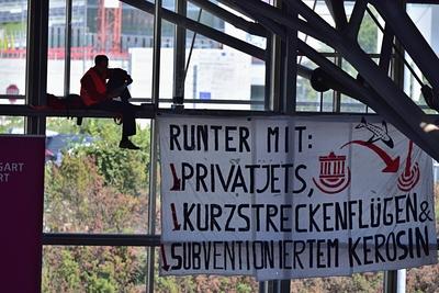 25.7.2024 Letzte Generation Stuttgart Protestaktion der Klimaaktivistengruppe Letzte Generation in Stuttgart, insgesamt-stock-foto