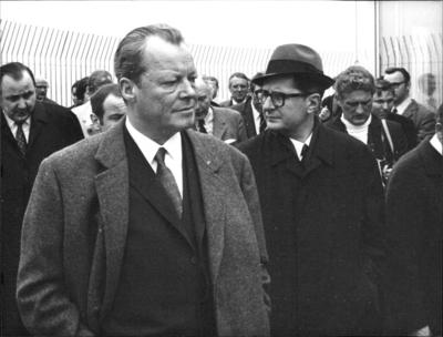 Hans-Jochen Vogel und Willy Brandt Das Foto zeigt den Oberb?rgermeister der Stadt M?nchen, Hans-Jochen Vogel (re), mit-stock-foto