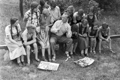 Landschule Tiefensee Unterricht im Freien an der von Adolf Reichwein geleiteten Landschule in Tiefensee, Deutschland 193-stock-foto