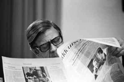 Helmut Schmidt liest die S?ddeutsche Zeitung - SPD Parteitag in Dortmund-stock-foto