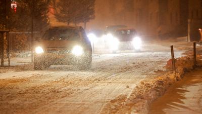 Intensive Schneef?lle auf Grund einer Luftmassengrenze sorgten in der Eifel f?r einige Probleme. Bis zu 10 cm Neuschnee-stock-foto