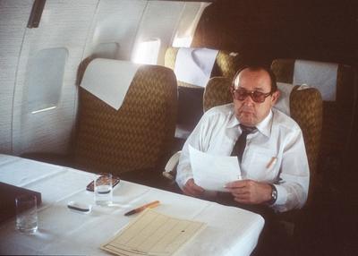 Bundesaussenminister Hans-Dietrich GENSCHER , FDP , an Bord einer Luftwaffen Boeing 707 der Flugbereitschaft BMVg . 08/-stock-foto