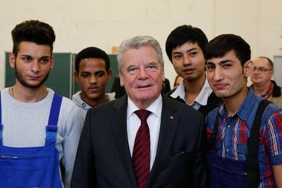 v li Lehrling Aleksandar aus Serbien Lehrling Merkawi aus Eritrea Bundespr?sident Joachim Gauck GE-stock-foto