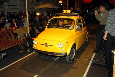 Modedesigner Werner Baldessarini (AUT/Aufsichtsratsmitglied HUGO BOSS AG) bei seiner Ankunft in einem Fiat 100 Taxi anl?-stock-foto