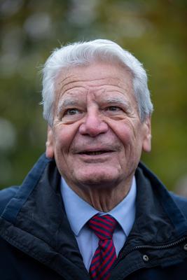 An der Glienicker Br?cke: Joachim Gauck erinnert, Anl?sslich des 35. Jahrestages des Mauerfalls hat Altbundespr?sident J-stock-foto