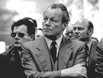 Ehemaliger Bundeskanzler Willy Brandt mit G?nter Guillaume (mit Brille) bei einer Veranstaltung der BKB am 08.04.74 in H-stock-foto