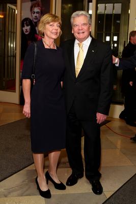 Joachim Gauck mit Daniela Schadt - Deutsche Theaterpreis in Berlin am 16.11.2013 Copyright: xJamesxColdreyx-stock-foto