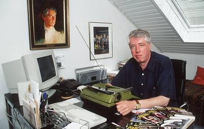 Bildnummer: 56856780  Datum: 01.05.1997  Copyright: imago/teutopressHelmut Rellergerd ( John Sinclair -Autor) 05/97 rs Mann Schriftstellerei Autor Literatur Buch grauhaarig leger Shirt blau sitzend Schreibtisch Schreibmaschine Monitor Bild Gem?lde halb quer neutral People Shooting xmk x0x 1997 quer  56856780 Date 01 05 1997 Copyright Imago  Helmut Rellergerd John Sinclair Author 05 97 RS Man Writing Author Literature Book grauhaarig casual Shirt Blue seated Desk Typewriter Monitor Picture Paintings half horizontal neutral Celebrities Shooting xmk x0x 1997 horizontal-stock-photo