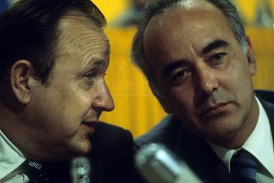 Au?enminister Hans-Dietrich Genscher (li., Deutschland/FDP) und Wirtschaftsminister Hans Friderichs (Deutschland/FDP)-stock-foto