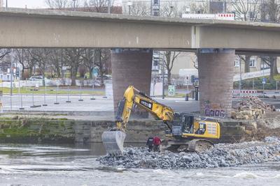 Bombenfund unter der Carolabr?cke in Dresden-stock-foto