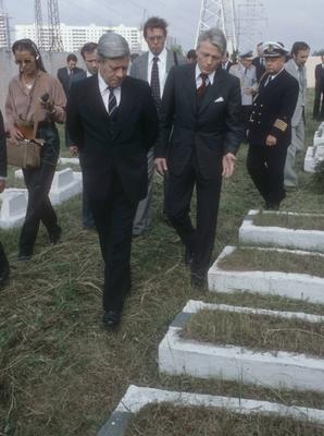 Bundeskanzler Helmut Schmidt besucht einen deutschen Soldatenfriedhof in Moskau, rechts neben ihm geht der deutsche Bot-stock-foto