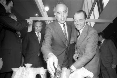 Er?ffnung der 28. Internationalen Handwerksmesse M?nchen 1976, in der Mitte Bundesminister f?r Wirtschaft Hans Frideric-stock-foto