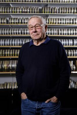 Armin Eckhard Maiwald, der am 23. Januar 80 Jahre alt wird, vor den Filmrollen in seinem B?ro. K?ln, 20.01.2020 *** Arm-stock-photo