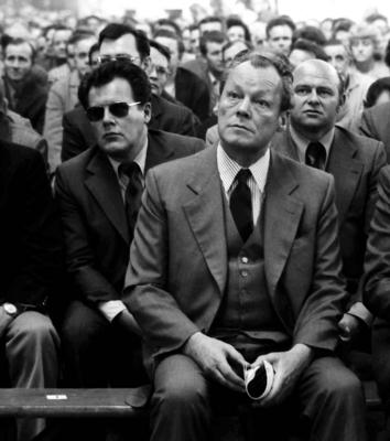 Bundeskanzler Willy Brandt (Mitte, GER/SPD) und G?nter Guillaume (li., GER/SPD/Referent im Bundeskanzleramt) w?hrend ei-stock-foto