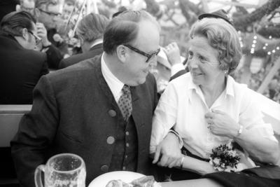Er?ffnung der Wiesn 1975 in M?nchen, Deutschland: Josef Ertl (li., Bundesminister f?r Ern?hrung, Landwirtschaft und For-stock-foto